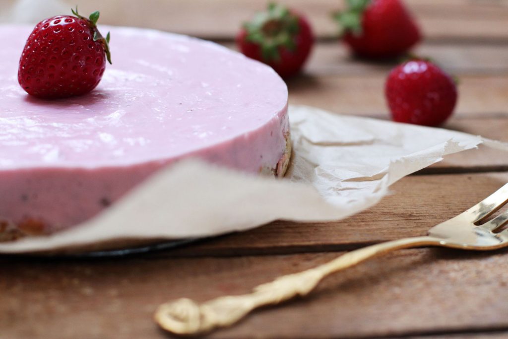 No Bake Strawberry Cheesecake Kuchen zuckerfrei gesund Foodrevers