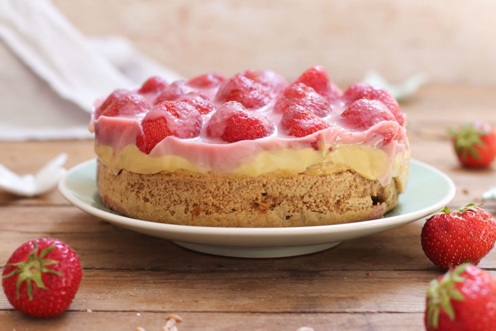 Gesunder Erdbeerkuchen mit Dinkelbiskuit und veganem Vanillepudding ...