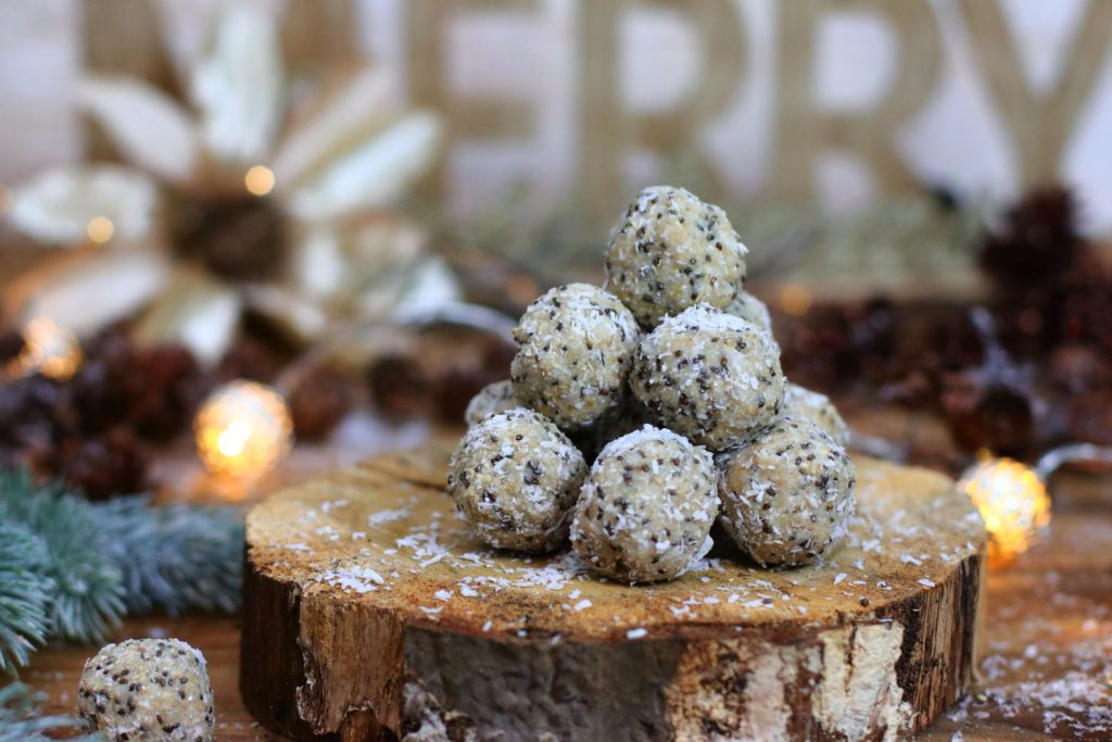 Weihnachtskugeln Energyballs zuckerfrei gesund Clean Eating Foodrevers Schneebälle