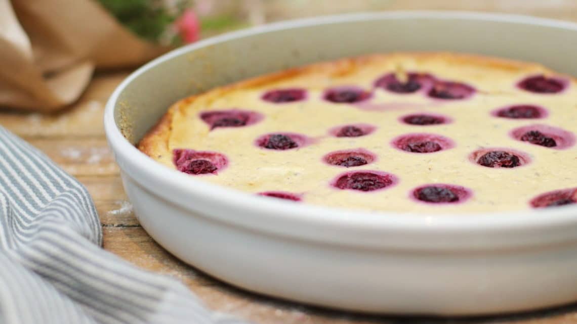 Gesunder Käsekuchen mit Kirschen - zuckerfrei backen - Foodrevers